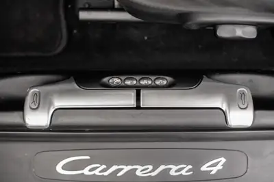 Porsche 911 Carrera 4 Cabrio — Légende décapotable, 20 900 km seulement — Thumbnail 8