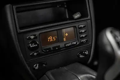 Porsche 911 Carrera 4 Cabrio — Légende décapotable, 20 900 km seulement — Thumbnail 14