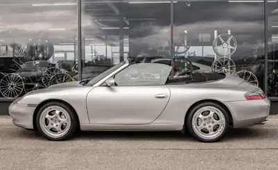 Porsche 911 Carrera 4 Cabrio — Légende décapotable, 20 900 km seulement — Thumbnail 18