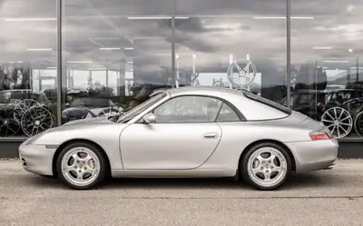 Porsche 911 Carrera 4 Cabrio — Légende décapotable, 20 900 km seulement — Thumbnail 24