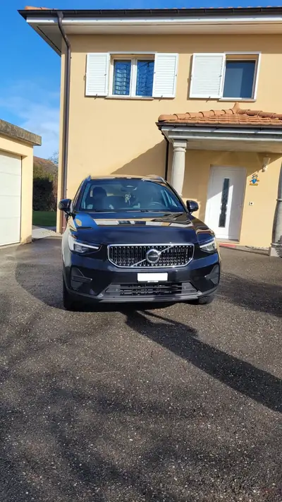 Volvo XC40 B3 Mild Hybrid — SUV compact efficient avec technologie hybride légère — côté