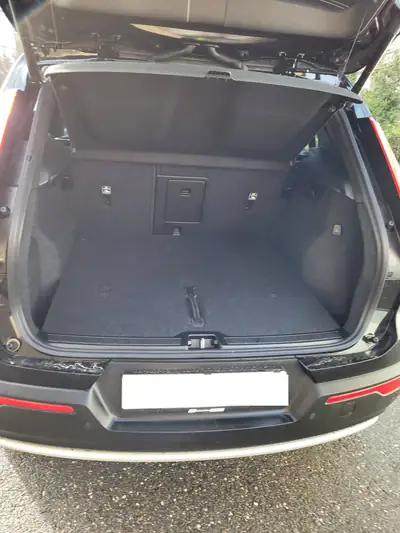 Volvo XC40 B3 Mild Hybrid — SUV compact efficient avec technologie hybride légère — Miniature 11