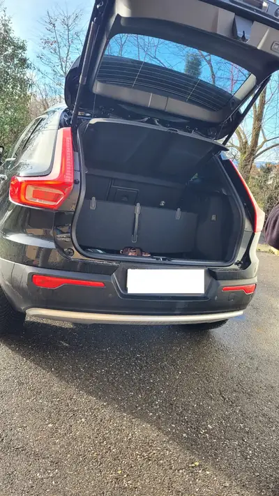 Volvo XC40 B3 Mild Hybrid — SUV compact efficient avec technologie hybride légère — Miniature 10