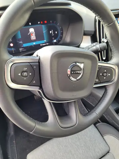 Volvo XC40 B3 Mild Hybrid — SUV compact efficient avec technologie hybride légère — Miniature 15