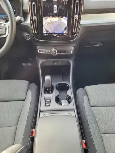 Volvo XC40 B3 Mild Hybrid — SUV compact efficient avec technologie hybride légère — Miniature 16