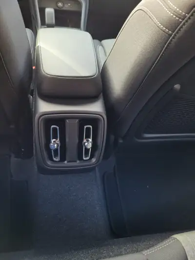 Volvo XC40 B3 Mild Hybrid — SUV compact efficient avec technologie hybride légère — Miniature 18