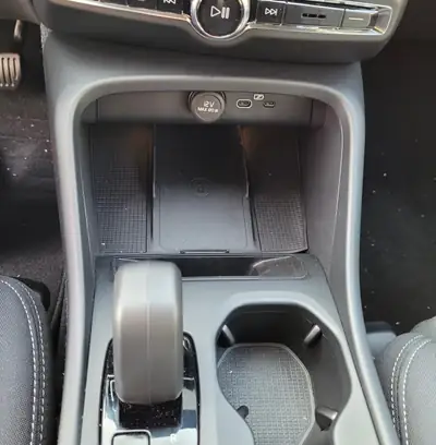 Volvo XC40 B3 Mild Hybrid — SUV compact efficient avec technologie hybride légère — Miniature 17