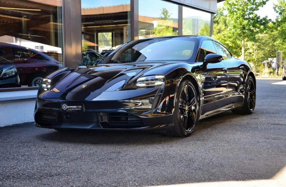Porsche Taycan Turbo — Berline électrique haute performance, 52 000 km — vue extérieure