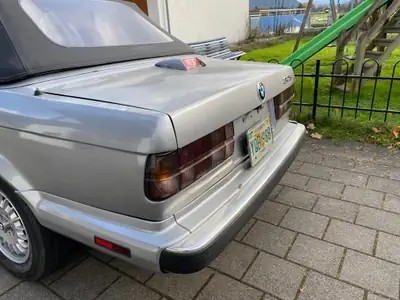 BMW 325 Cabriolet 1987 — Classique britannique restauré, toit neuf — détail