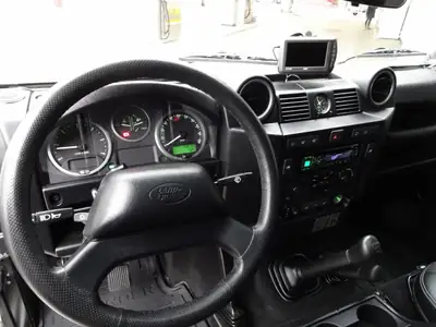 Land Rover Defender 110 TD4 — L'utilitaire légendaire, entretien complet et accessoires premium — Miniature 9