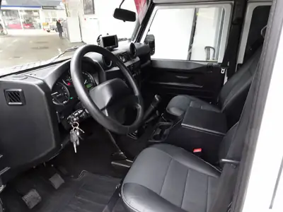 Land Rover Defender 110 TD4 — L'utilitaire légendaire, entretien complet et accessoires premium — Miniature 8