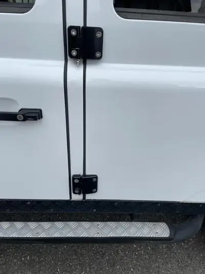 Land Rover Defender 110 TD4 — L'utilitaire légendaire, entretien complet et accessoires premium — Miniature 12
