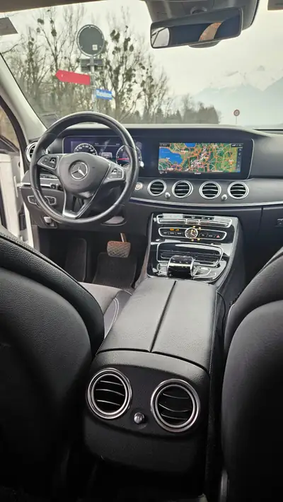 Mercedes-Benz E 220 d Avantgarde — Berline break diesel, 4x4 intelligent et équipements premium — detail