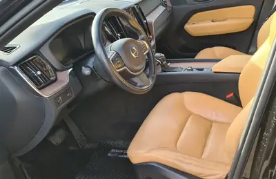 Volvo XC60 D4 AWD Momentum — SUV premium diesel, entretien Volvo régulier, 79 000 km — dettaglio