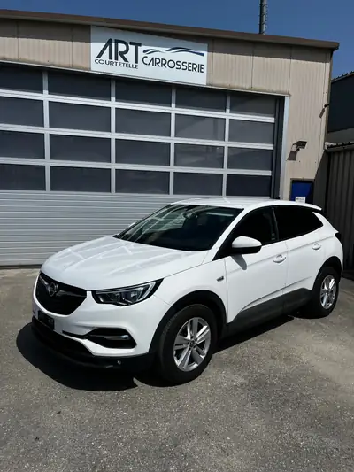 Opel Grandland X 1.2i Turbo — SUV compact fiable, seulement 52 000 km — exterior view