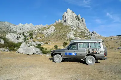 Toyota Land Cruiser HZJ78 — Légende du tout-terrain, prêt pour l'expédition — Heckansicht