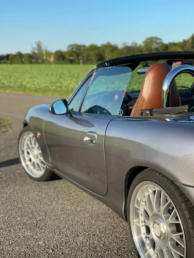 Mazda MX-5 1.8i — Roadster légendaire, 65 200 km, intérieur cuir brun — fianco