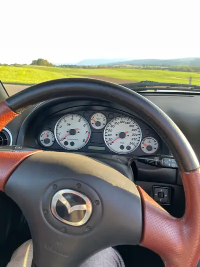 Mazda MX-5 1.8i — Roadster légendaire, 65 200 km, intérieur cuir brun — Miniatura 13