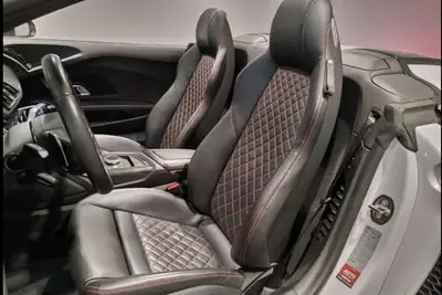 Audi R8 Spyder 5.2 plus S-Tronic — Supercar décapotable, 611 ch et seulement 60'000 km — Detail