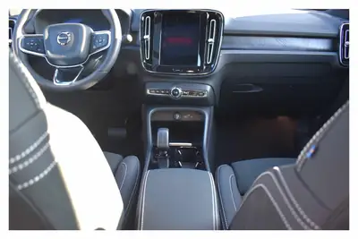 Volvo XC40 Recharge P6 Ultimate 2023 — SUV électrique premium, 18 000 km seulement — tableau de bord