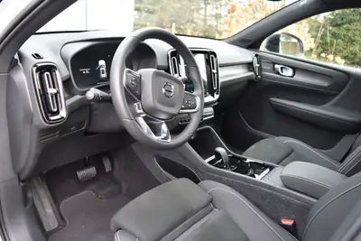 Volvo XC40 Recharge P6 Ultimate 2023 — SUV électrique premium, 18 000 km seulement — Miniature 8
