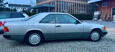 Mercedes-Benz 300 CE Coupé 1987 — Classique intemporel, 82 600 km, moteur 3.0L — Heckansicht