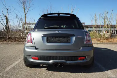 MINI John Cooper Works 1.6i — Sportive authentique, affûtée en circuit avec freins et suspensions signés — rear view