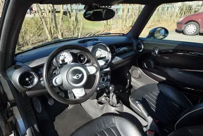 MINI John Cooper Works 1.6i — Sportive authentique, affûtée en circuit avec freins et suspensions signés — interior
