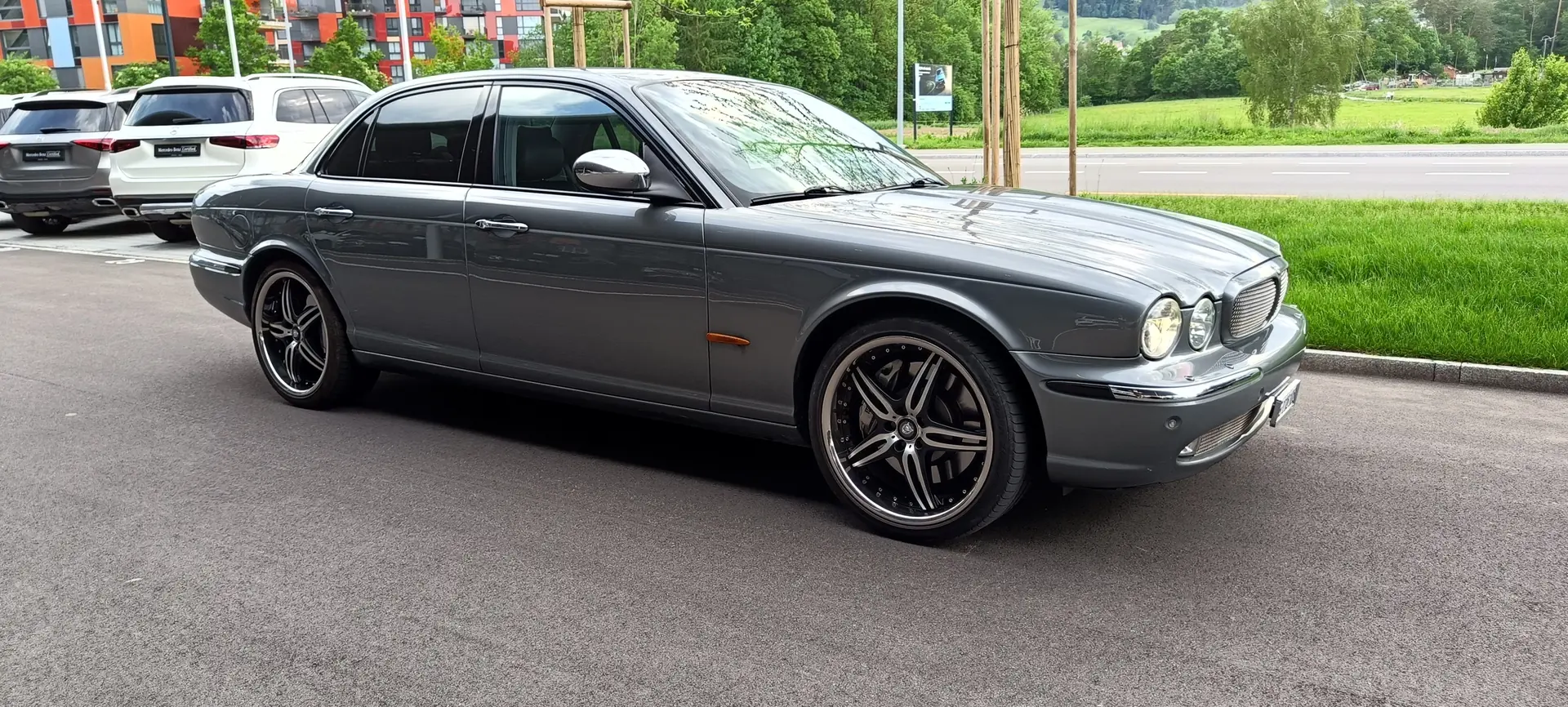 Jaguar XJ XJR 4.2 V8 S/C — Gran turismo anglais surcompressé, 396 ch — vista esterna