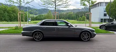 Jaguar XJ XJR 4.2 V8 S/C — Gran turismo anglais surcompressé, 396 ch — fianco