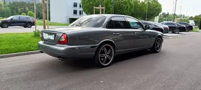 Jaguar XJ XJR 4.2 V8 S/C — Gran turismo anglais surcompressé, 396 ch — vista posteriore