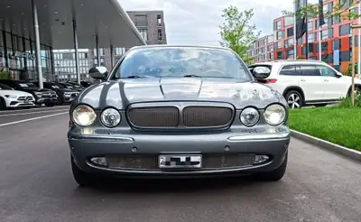 Jaguar XJ XJR 4.2 V8 S/C — Gran turismo anglais surcompressé, 396 ch — Miniatura 7