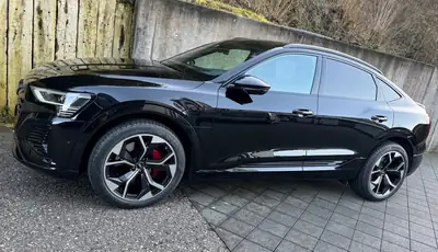 Audi Q8 e-tron Sportback 55 Black Edition — SUV électrique premium 408 ch, 60'000 km — Seitenansicht