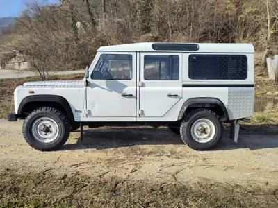 Land Rover Defender 110 SW Td5 — Légende tout-terrain, 171'000 km, révision faite — rear view