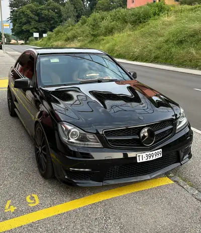 Mercedes-Benz C 63 AMG Avantgarde — Berline de prestige 487 ch, design iconique — vista esterna