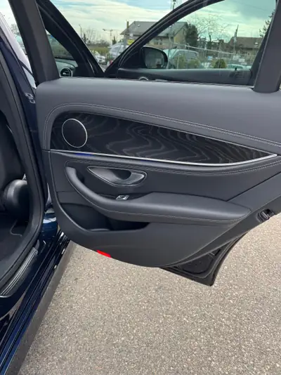 Mercedes-Benz E 220 d AMG Line — Berline premium diesel, 75'000 km seulement — Miniature 13