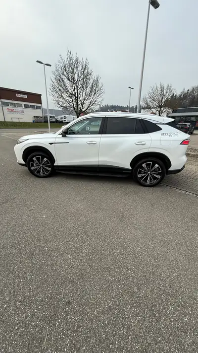 MG HS PHEV Luxury 2025 — SUV hybride rechargeable haute puissance, 14'990 km — Heckansicht