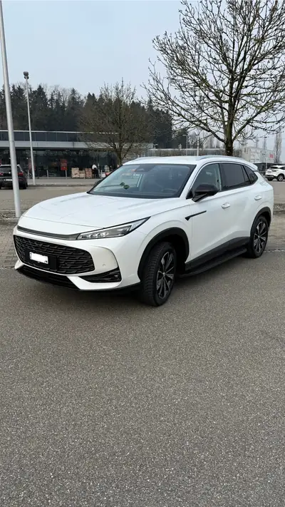 MG HS PHEV Luxury 2025 — SUV hybride rechargeable haute puissance, 14'990 km — Seitenansicht
