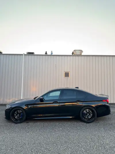 BMW M5 xDrive Competition — 626 ch, châssis ajustable, sans accident — côté