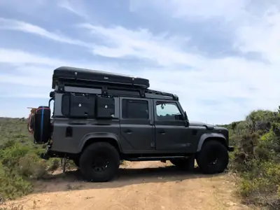 Land Rover Defender 110 — Le 4x4 légendaire, robustesse et polyvalence sans compromis — côté