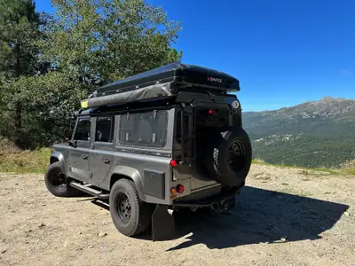 Land Rover Defender 110 — Le 4x4 légendaire, robustesse et polyvalence sans compromis — arrière