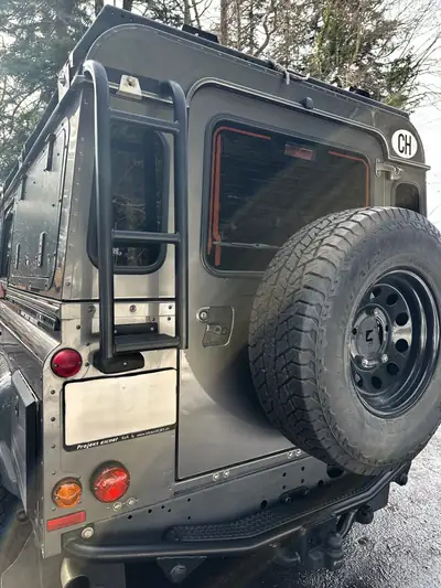 Land Rover Defender 110 — Le 4x4 légendaire, robustesse et polyvalence sans compromis — Miniature 9
