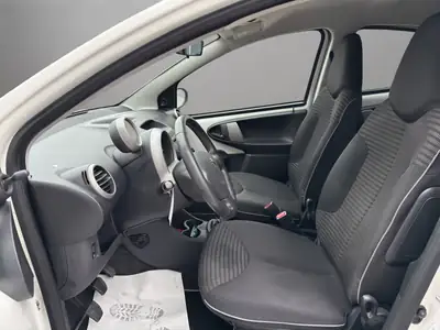 Peugeot 107 1.0 Style 2014 — Citadine économique et fiable, climatisée — Thumbnail 9