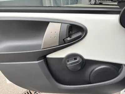 Peugeot 107 1.0 Style 2014 — Citadine économique et fiable, climatisée — Thumbnail 12