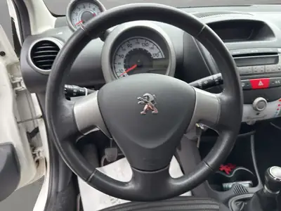 Peugeot 107 1.0 Style 2014 — Citadine économique et fiable, climatisée — Thumbnail 10