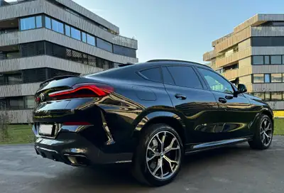 BMW X6 xDrive 40d M Sport — Luxe sportif MHEV, 31'900 km seulement — Heckansicht
