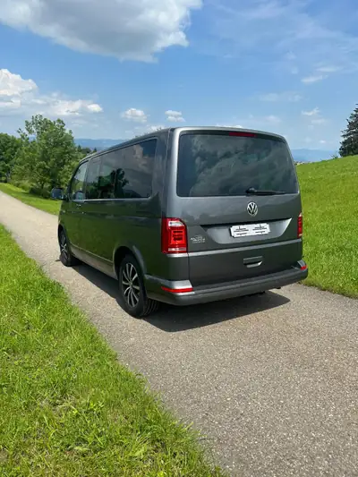 VW T6 Caravelle 2.0 Bi-TDI Highline — Monospace 8 places, 4Motion intégrale, DSG — vista posteriore