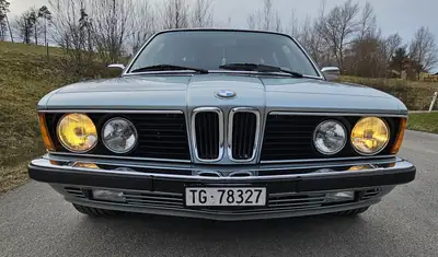 BMW 735 1982 — Chef-d'œuvre restauré, motorisation 218 ch et prestige intemporel — Heckansicht
