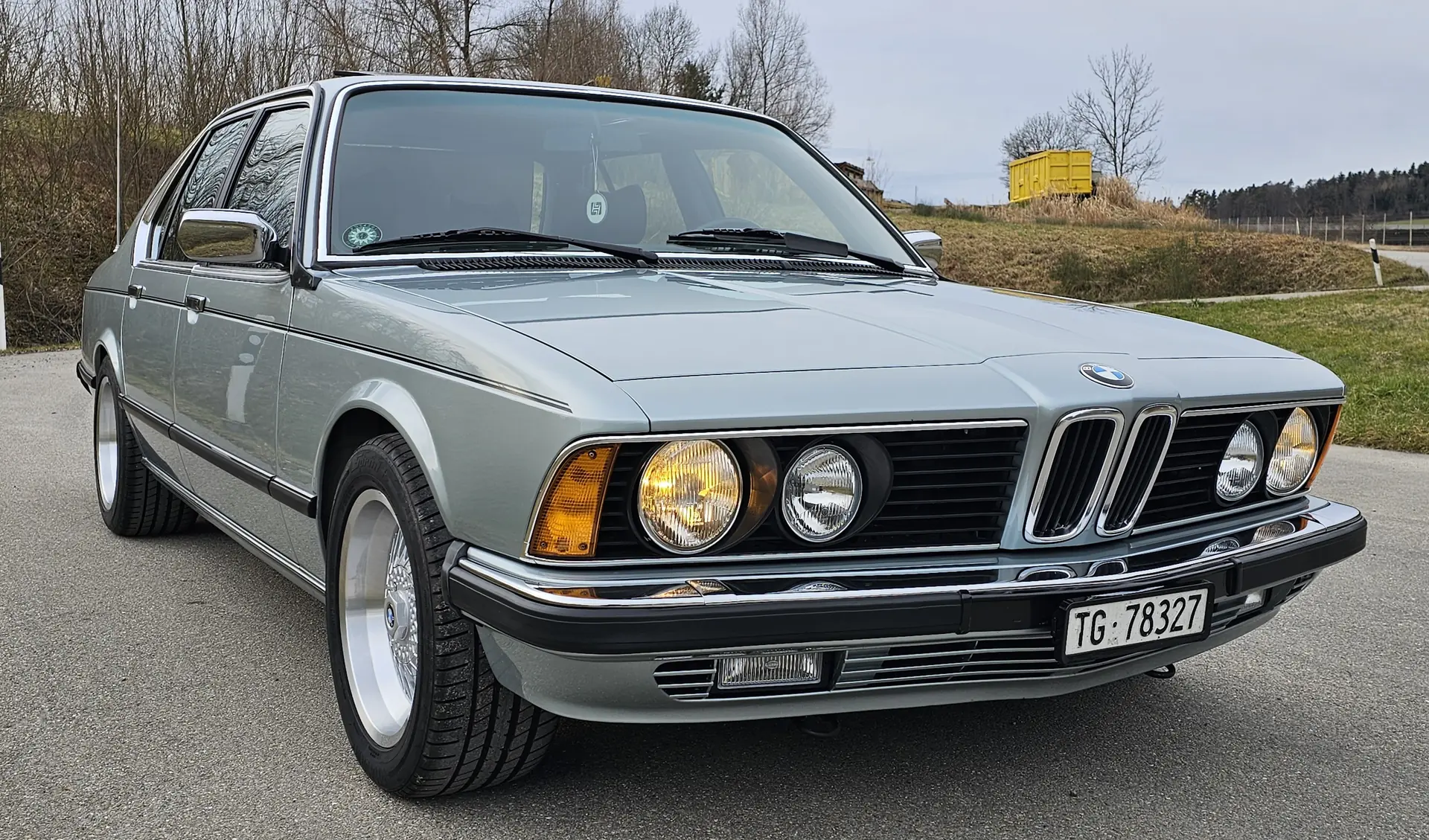 BMW 735 1982 — Chef-d'œuvre restauré, motorisation 218 ch et prestige intemporel — Außenansicht