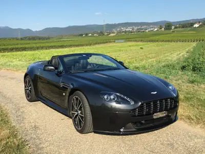 Aston Martin V8 Vantage 4.7 S SP10 Sportshift — Cabriolet de prestige, 39 000 km seulement — vista esterna